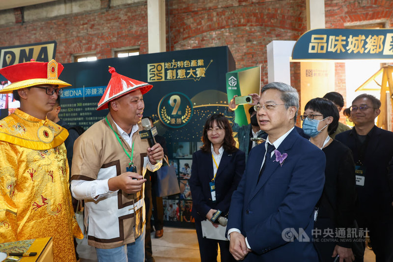 2025地方特色產業創意大賽頒獎典禮17日在台北華山文創園區舉行，優勝團隊也展示成果。經濟部長龔明鑫（前右1）到場參觀，參賽團隊穿上宮廷古裝服飾介紹金門後浦總兵宴特色。中央社記者王騰毅攝　114年12月17日