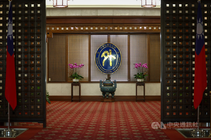 中國外交部再提台灣地位被「七重鎖定」，外交部發言人蕭光偉17日駁斥此「謬論」，指中方企圖顛倒是非、自欺欺人並誤導國際視聽。圖為外交部正門口部徽。中央社記者王騰毅攝　114年12月17日