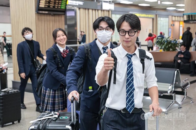 日本東京農業大學第二高等學校吹奏樂部有「翡翠騎士」之稱，學生135人及8名隨行師長共143人17日晚間抵台，落地看到媒體便開心致意。中央社記者王寶兒攝　114年12月17日