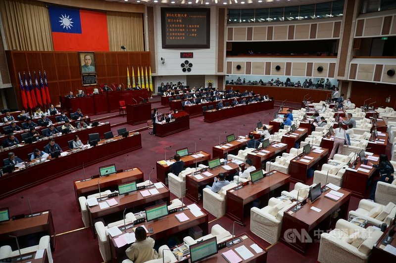 台北市議會17日下午召開大會，審議遭暫擱5次的市府115年度總預算案，綠營認為市府未核實編列中央統籌分配稅款增加新台幣442億餘元，並要求二讀前給細項。經議長協調，市府總預算通過付委。中央社記者劉建邦攝　114年12月17日