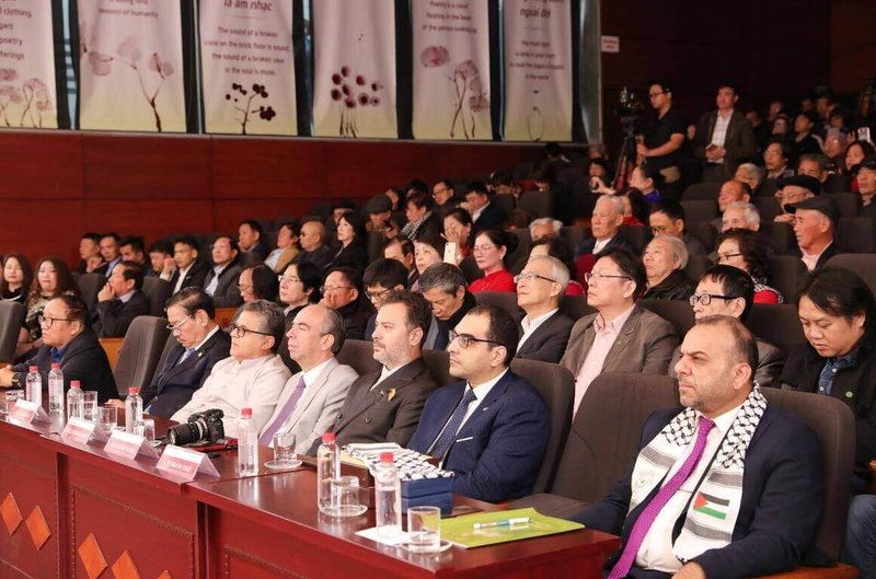 第3屆「浪左」詩歌頒獎典禮由越南作家協會15日在河內博物館舉辦，現場超過200位各國作家、使館代表等與會者。（越南作家協會提供）中央社記者曾婷瑄河內傳真　114年12月17日