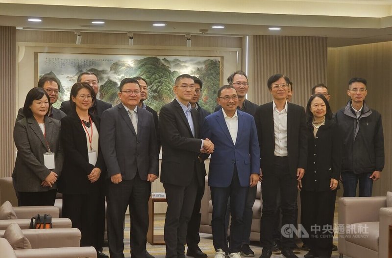 基隆市長謝國樑（前左4）17日率員參訪新北市政府，和新北市長侯友宜（前右3）相談甚歡，雙方就基隆捷運開發及都更等議題交換意見。新北市長侯友宜表示，已要求基隆捷運沿線開發，一定要讓基隆市通盤掌握及主導。中央社記者王鴻國攝 114年12月17日