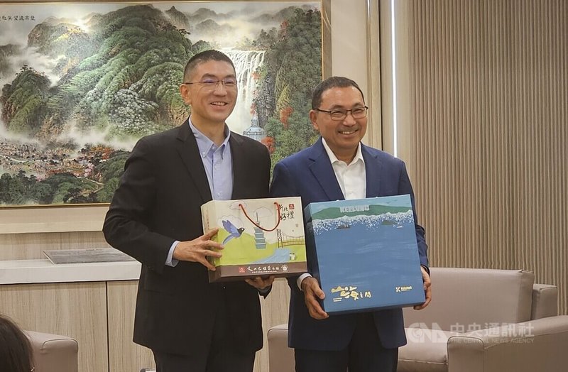 基隆市長謝國樑（左）率員參訪新北市政府，和新北市長侯友宜（右）相談甚歡，雙方就基隆捷運開發及都更等議題交換意見。中央社記者王鴻國攝 114年12月17日