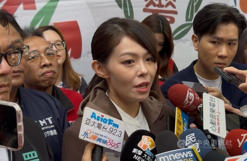 停職的新竹市長高虹安涉立委任內詐領助理費，二審改依偽造文書罪判刑6月，新竹市向內政部提復職申請。高虹安（前右2）17日接受媒體聯訪說，希望越快越好，盼盡快回到市政崗位。中央社記者魯鋼駿攝 114年12月17日