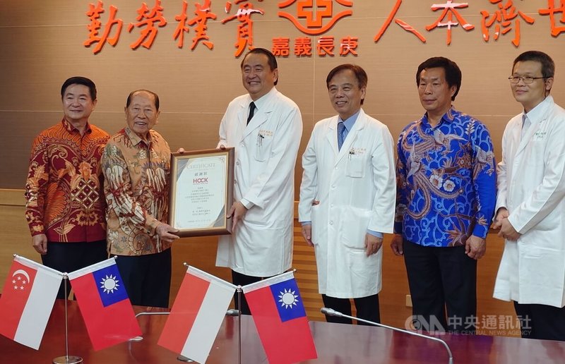 9旬新加坡企業家魏耀坤（左2）7年前確診晚期攝護腺癌，經嘉義長庚醫療團隊精準治療，病情穩定控制至今，17日帶全家人來到嘉義感謝泌尿科醫師林威宇（左3），稱讚台灣醫療值得世界信任。中央社記者蔡智明攝　114年12月17日