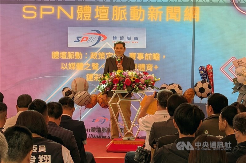 圖為中華民國運彩公會理事長何昱奇（中）。（中央社檔案照片）