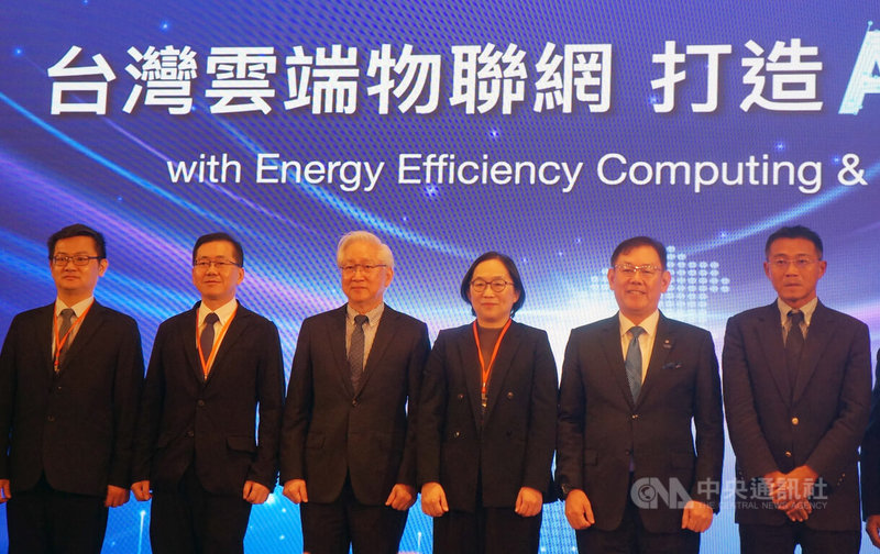 台灣雲端物聯網產業協會17日舉行2025年度會員大會，台灣雲協理事長吳政忠（右4）、數發部次長侯宜秀（右3）等人出席。中央社記者趙敏雅攝　114年12月17日