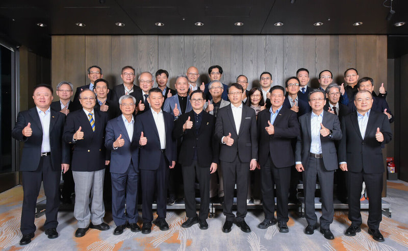 台北市電腦公會17日舉行第18屆第1次理監事會，選出常務理監事、監事會召集人，宏碁董事長暨執行長陳俊聖（前排右4）當選第18屆理事長，並完成新舊任理事長交接。前兩任理事長分別為彭双浪（前排右3）、童子賢（前排中）。（台北市電腦公會提供）中央社記者潘智義傳真　114年12月17日