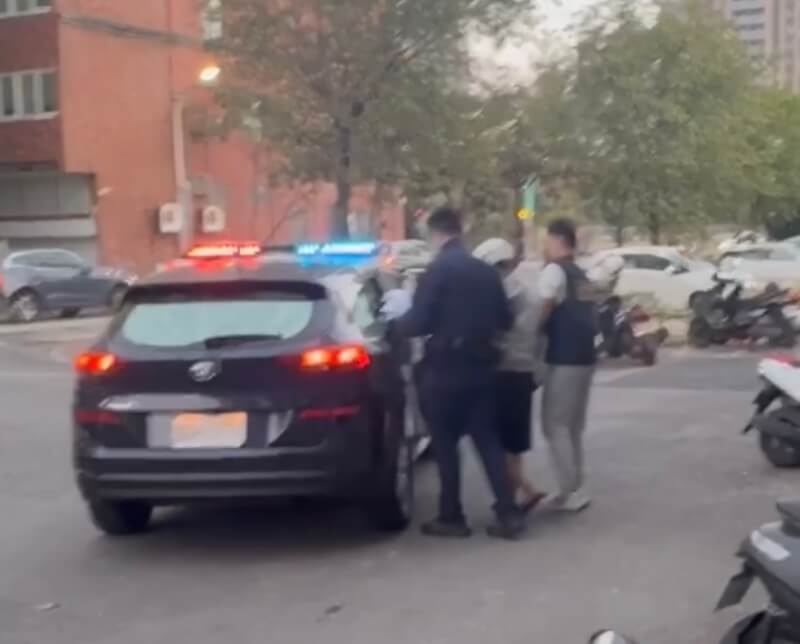 一名男子16日在台南安平區酒駕追撞垃圾車，造成陳姓女子當場死亡，警方移送車禍肇事的鄭男，由檢方接手偵辦。（台南市警局提供）