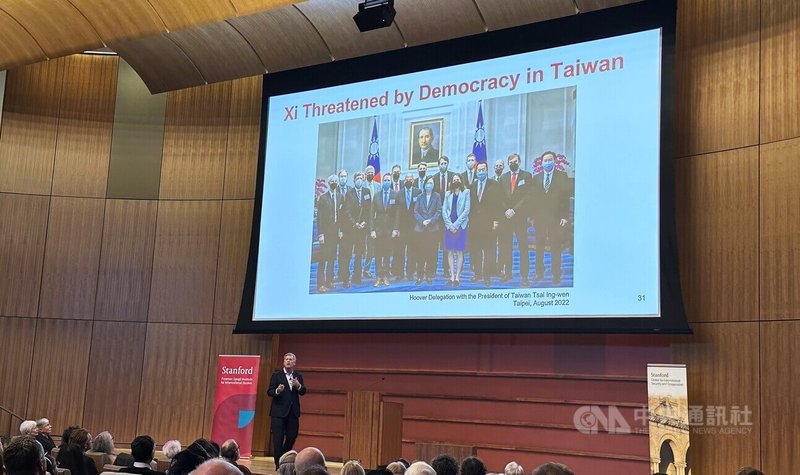 前美國駐俄羅斯大使麥弗爾推出新書「專制者與民主者」，書中寫到美中競爭脈絡多次提及台灣；呼籲大眾「站在民主的這一邊、反對威權體制」。圖為麥弗爾近日在史丹佛大學的新書宣傳。中央社記者張欣瑜舊金山攝　114年12月17日