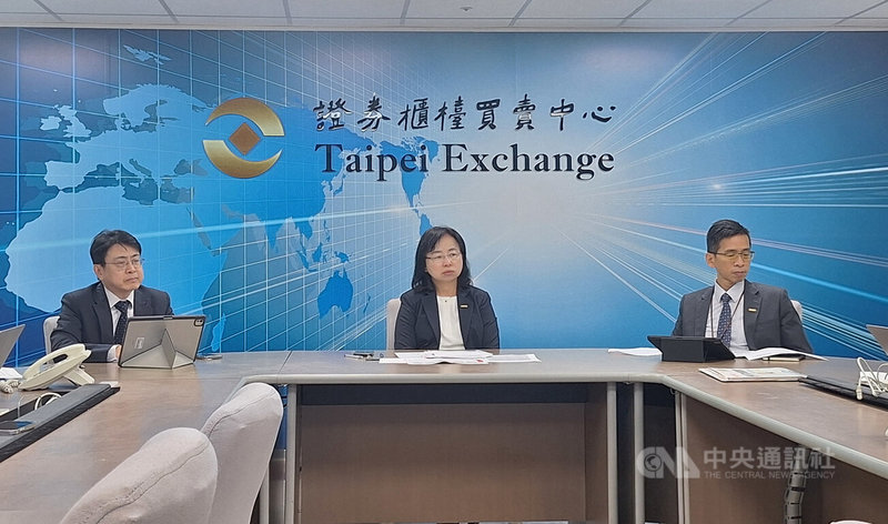 櫃買中心17日舉辦例行記者會，副總經理李淑暖（中）表示，永續發展債券發行案件持續熱絡，今年以來已發行56檔，發行金額為新台幣1950.6億元，連續5年突破千億元大關。中央社記者何秀玲攝　114年12月17日