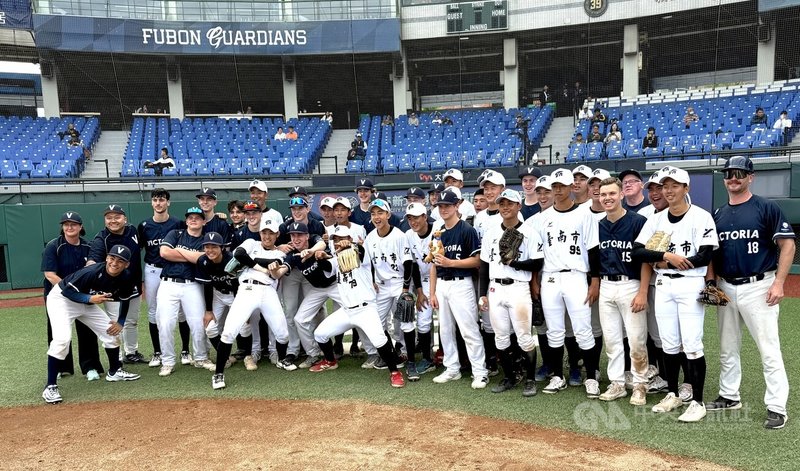 新北富邦國際城市U18棒球邀請賽17日在新莊棒球場舉行,台南市隊以10比0、5局擊敗澳洲維多利亞,賽後兩隊合影留念。中央社記者謝靜雯攝 114年12月17日