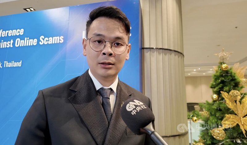 泰國打擊網路詐騙國際會議17日在曼谷登場,泰國數位經濟和社會部長柴查諾克表示,「願意與任何真心致力於在全球範圍內解決詐騙問題的人合作」。中央社記者李宗憲曼谷攝 114年12月17日