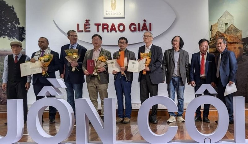 越南作家協會15日舉辦第三屆「浪左」詩歌頒獎典禮，頒發「文學貢獻獎」給9位貢獻國際文學交流的作家，台文筆會現任會長陳明仁（中）、前任會長陳正雄（右4）及現任秘書長蔣為文（左4）獲獎，為台灣作家首次獲此殊榮。（蔣為文提供）中央社記者曾婷瑄河內傳真　114年12月17日