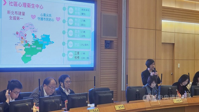新北市衛生局長陳潤秋（立者）17日在市政會議專題報告，強調「心理健康」是城市發展與社會安定的重要基石，推「心理健康韌性城市」為願景。中央社記者王鴻國攝　114年12月17日