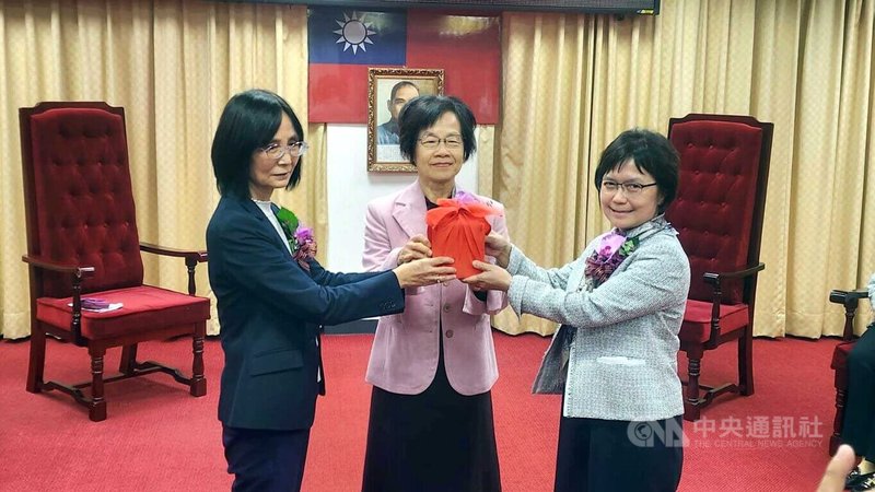 台灣高等法院高雄分院17日上午舉辦新、卸任院長交接典禮，台灣高等法院院長高金枝（中）擔任監交人，由現任高雄高分院院長簡色嬌（左）將印信交接給新任院長梁玉芬（右）。中央社記者洪學廣攝　114年12月17日