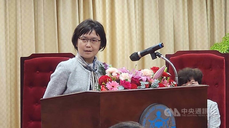 台灣高等法院高雄分院新、卸任院長交接典禮17日舉行，新任院長梁玉芬（前）致詞表示，高雄高分院有優良傳統，期待大家都能在此環境保持熱情，不忘司法工作初心。中央社記者洪學廣攝　114年12月17日