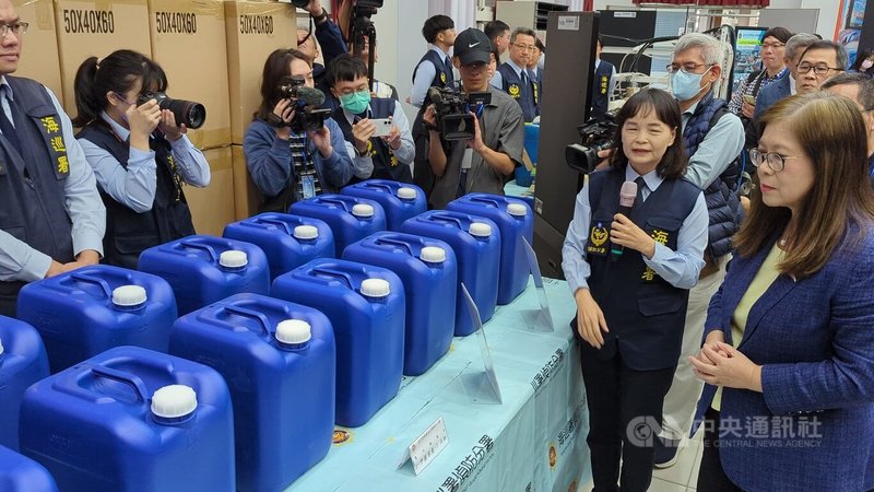 海洋委員會海巡署偵防分署17日發布走私毒品及製毒工廠案查緝成果，海委會主委管碧玲（右）等人出席。其中由苗栗查緝隊及基隆關，共同查獲走私來台的毒品俗稱喵喵的先驅原料，可製成213萬包毒品咖啡包，初估市值達10億元以上。中央社記者蘇木春攝　114年12月17日