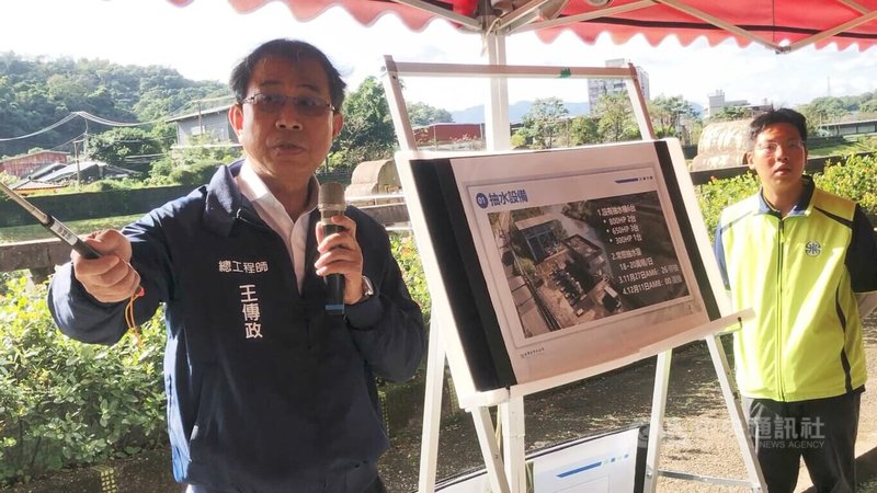 基隆河日前受到油污染，台灣自來水公司總工程師王傳政（左）17日在八堵抽水站簡報時表示，將誠公司把廢油經油水分離後，溶於水的部分注入河川，確實有些污染物進入淨水場。中央社記者王朝鈺攝　114年12月17日