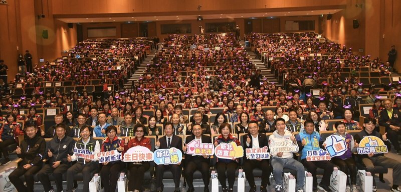 新北市義消總隊防火宣導大隊26週年慶暨萬金石防宣分隊成軍典禮17日舉行，市長侯友宜（前左7）出席主持授旗儀式並表示，市府會持續支持防宣工作，打造更安心、更幸福的新北市。（消防局提供）中央社記者王鴻國傳真　114年12月17日