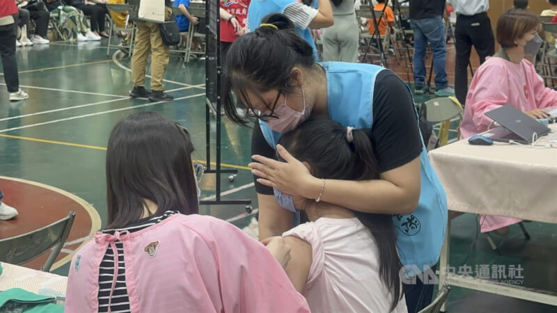 圖為台中市校園流感疫苗接種，學生在醫護人員、志工引領下施打公費流感疫苗。（中央社檔案照片）