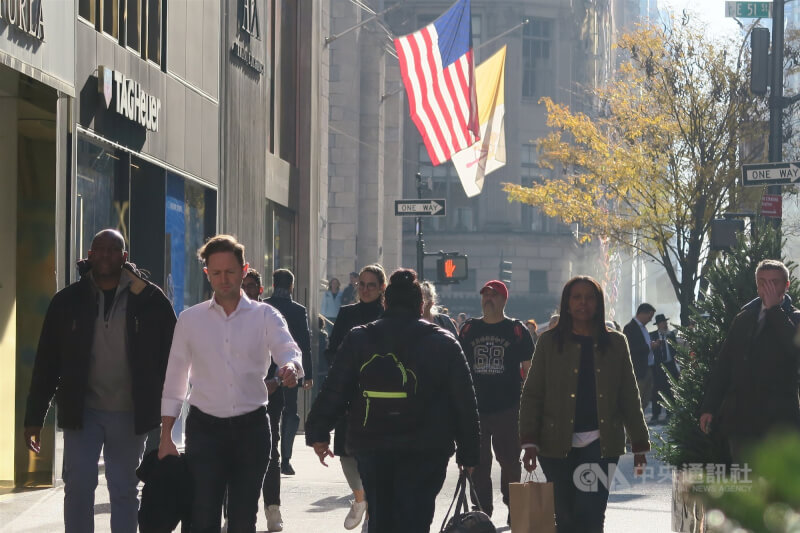 圖為曼哈頓第五大道鬧區景象。（中央社檔案照片）