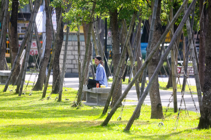 圖為台北市國父紀念館園區內樹蔭下民眾。（中央社檔案照片）