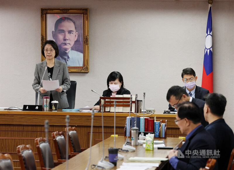 立法院司法及法制委員會召委、國民黨立委翁曉玲（左）變更委員會18日議程。（中央社檔案照片）