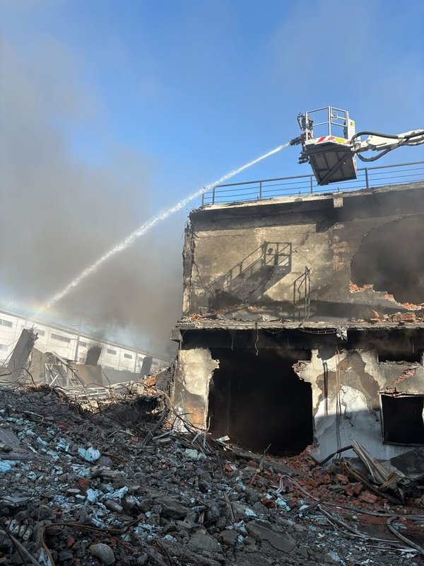 高雄大發工業區一間工廠16日中午發生火警，因火勢猛烈，從16日灌救至17日清晨6時許才撲滅，足足延燒19小時。消防人員仍在現場持續處理殘火。（高雄市消防局提供）中央社記者洪學廣傳真　114年12月17日