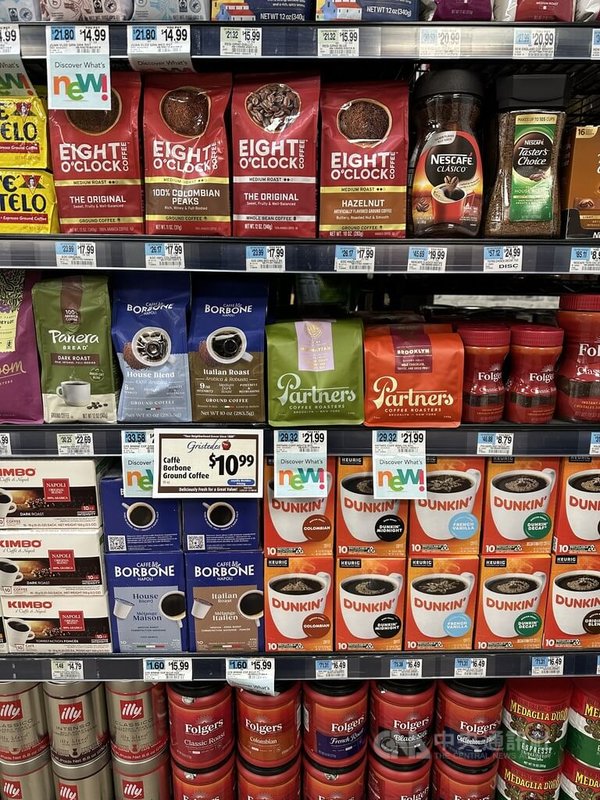 川普關稅可能造成生活必需品價格走高，超市架上的咖啡豆是美國民眾觀察通膨的一項指標。中央社記者廖漢原紐約攝　114年12月17日