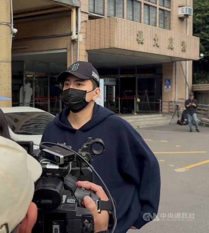 藝人王大陸透過友人找台北市刑大警劉男查閃兵案主嫌陳志明個資，遭新北檢依違反個資法起訴。新北地方法院17日開庭審理，王大陸（圖）出庭。中央社記者曹亞沿攝 114年12月17日