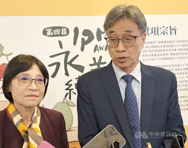 防範非洲豬瘟入侵，政府日前拍板116年起全面禁用廚餘養豬，農業部長陳駿季（右）17日出席活動接受媒體聯訪指出，將設計檢舉獎金制度，盼大眾一同監督不守法的養豬戶。中央社記者吳欣紜攝　114年12月17日