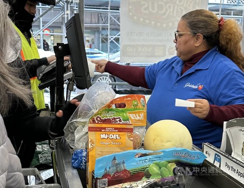 美國生活成本提高，民眾購物得精打細算。中央社記者廖漢原紐約攝　114年12月17日