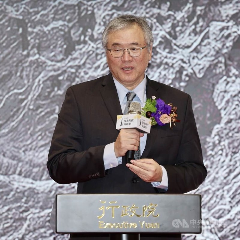 2025年行政院傑出科技貢獻獎18日舉行頒獎典禮，台積電執行副總經理暨共同執行長米玉傑（圖）獲表揚，致詞時表示能獲此獎項深感榮幸。中央社記者王飛華攝　114年12月18日