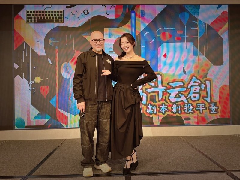 演藝圈模範夫妻檔劉亮佐（左）、趙小僑（右）18日與兒女一起出席筋斗云創劇本創投平台發布會，趙小僑受訪時表示，對重返演員工作相當期待，尺度也不設限。（經紀人提供）中央社記者洪素津傳真　114年12月18日