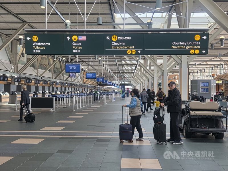 加拿大歷經過去幾年人口爆炸性增長後，渥太華當局決定緊縮移民，尤其限制非永久居民入境數量。溫哥華機場過去經常人潮擁擠，如今很能反映人流情況。中央社記者程愛芬溫哥華攝　114年12月18日