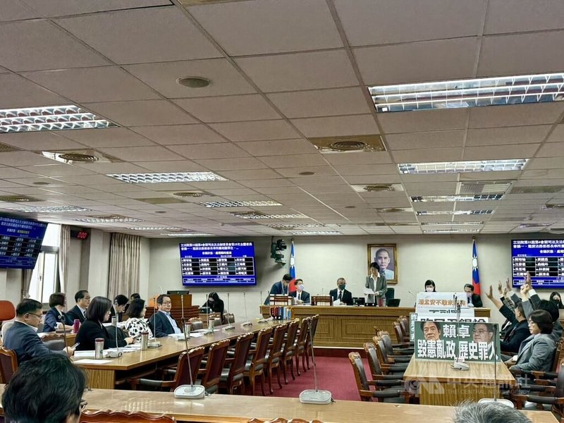 立委黃國昌、羅智強等人18日提出兩份譴責案，指行政院長卓榮泰不副署財劃法、總統府祕書長潘孟安未列席立法院司法委員會報告是毀憲亂政，並獲表決通過。中央社記者陳俊華攝　114年12月18日