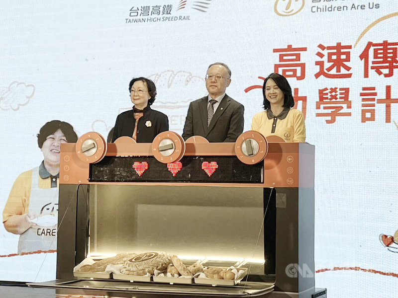 台灣高鐵自2010年起推動「高速傳愛 助學計畫」，董事長史哲（中）18日表示，邀請旅客明年1月1日至3月2日透過椅背捐款信封或車站捐款箱響應，讓愛心隨列車全台流動。中央社記者黃巧雯攝 114年12月18日