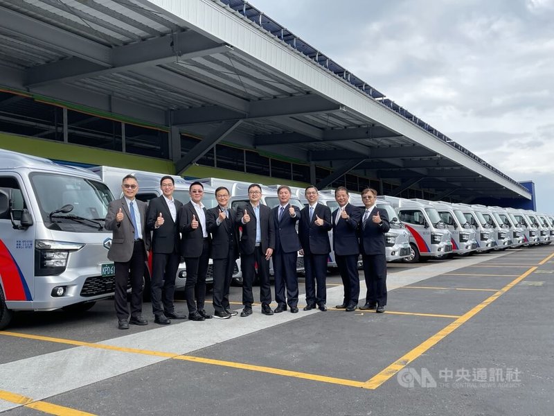 新竹物流18日發布智慧電動物流配送車隊，導入30輛中華車3.5噸電動商用車ET35，新竹物流位於新北八里轉運中心18日也對外開放。 中央社記者鍾榮峰攝　114年12月18日