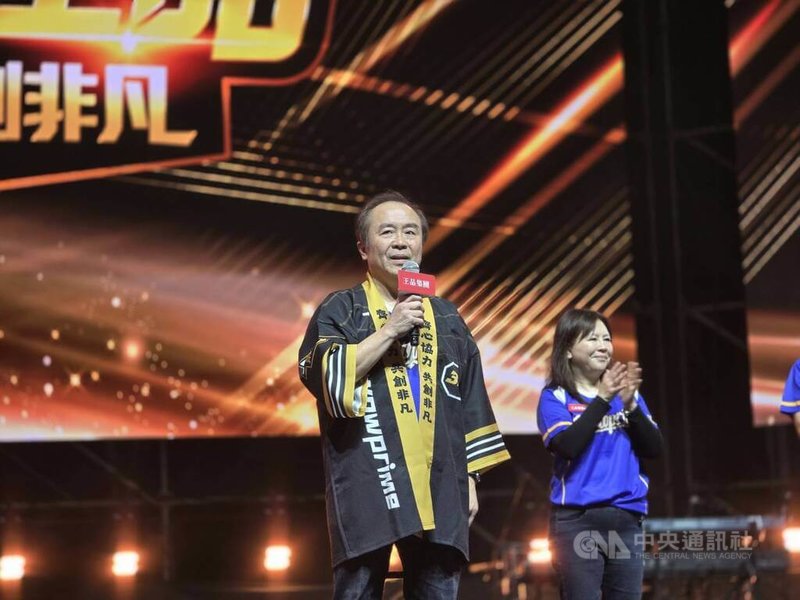 王品集團（2727）18日舉行集團尾牙，董事長陳正輝表示，連3年賺逾1.5個股本，明年台灣事業群營收目標突破200億元。中央社記者江明晏攝　114年12月18日