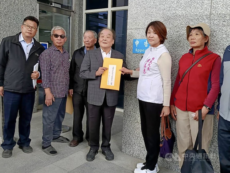 二林芳苑反火葬場自救會18日前往彰化地檢署按鈴控告建築師事務所及彰化縣政府承辦科員，認為芳苑鄉長林保玲未表達同意在芳苑設火化場，事務所卻涉嫌虛構鄉長同意配合，導致縣府向議會提出相關報告，登載於議會公文書，涉違反中華民國刑法使公務員登載不實罪。中央社記者鄭維真攝　114年12月18日