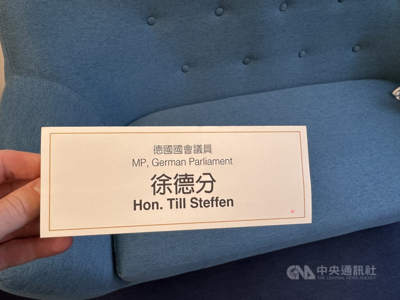 德國國會友台小組主席徐德分於2025年初訪台,特意將一場會議中寫著他中文姓名的名牌帶回柏林,放在他的國會辦公桌上。中央社記者林尚縈柏林攝 114年12月18日