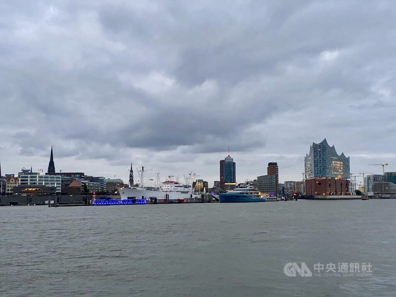 漢堡為獨具風貌的德國港口城市,港口不僅有美麗的易北河愛樂廳,也能看到有不少大型船隻與貨櫃穿梭其中。中央社記者林尚縈柏林攝 114年12月18日