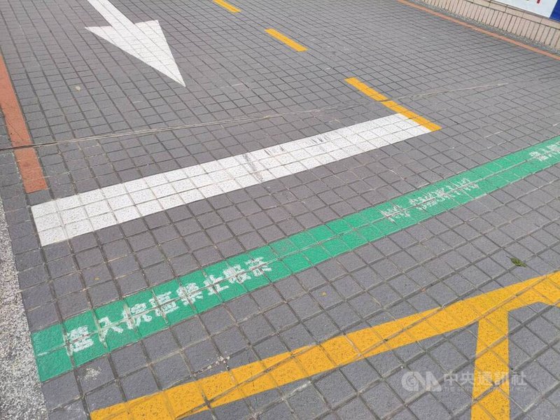 醫療院所室內禁煙已是普遍共識,在室外空間部分,新光醫院面對可能還是會駐足吸菸的民眾,院方特別在門口地上畫線,加強提醒院區全面禁菸。中央社記者曾以寧攝 114年12月18日