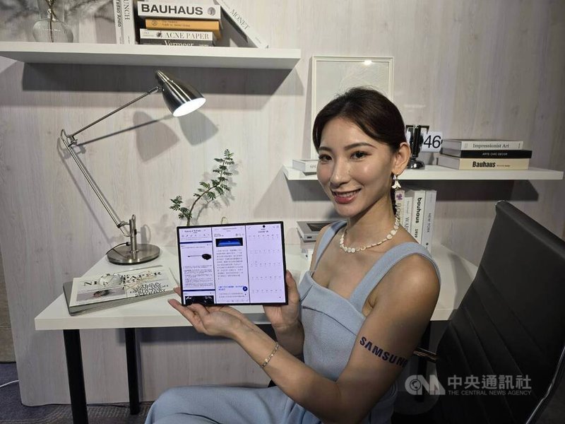 三星18日在台灣發布首款三摺疊旗艦Galaxy Z TriFold，台灣是全球6個首發市場之一，建議售價新台幣8萬9900元。中央社記者江明晏攝　114年12月18日