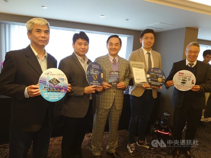 記憶體廠鈺創18日舉行媒體交流會，董事長盧超群（左3）表示，集團將在2026年的國際消費電子展（CES）展示智慧視覺感測、記憶體、高速傳輸及隱私運算等領域技術。中央社記者張建中攝 114年12月18日