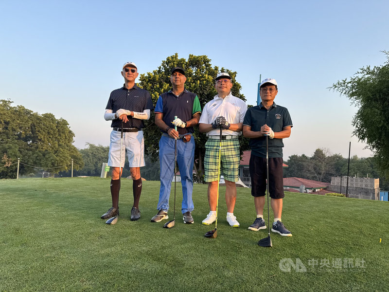駐印度副代表謝柏輝（右2）12日在公務期間猝逝，在相關手續、儀式完成後，其家屬在18日深夜將其骨灰帶回台灣。生前熱愛高爾夫的謝柏輝，在印度揮出他人生的最後一桿後，將回到他熱愛的家鄉台灣長眠。圖為謝柏輝2024年在印度德里台灣商會首度舉辦的國慶盃高爾夫賽事中，與同組球友留下的合影，攝於2024年10月12日。中央社記者李晉緯新德里攝　114年12月18日