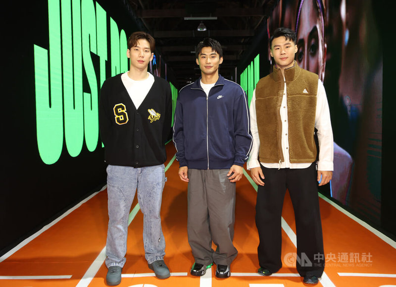 台灣男子體操好手唐嘉鴻（右）18日首度獲得運動品牌贊助並出席活動，與柔道男神楊勇緯（中）、台灣蝶王王冠閎（左）合體。唐嘉鴻受訪時表示，希望2026名古屋亞運能順利站上頒獎台。中央社記者張新偉攝　114年12月18日