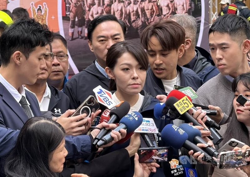 新竹市長高虹安（中）18日復職後出席首場公開行程，媒體問及是否會與藍營合作在新竹市競選連任，她表示，將拜會民眾黨、國民黨主席，有詳盡決定會再對外說明。中央社記者魯鋼駿攝　114年12月18日