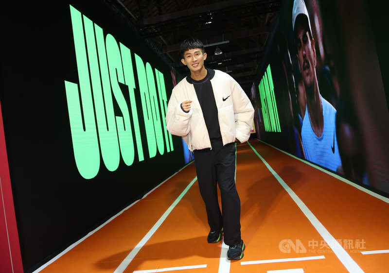 知名運動品牌18日在台北為科技解密展宣傳，邀請長跑好手周庭印（圖）出席，他在3天後要力拚台北馬拉松連霸，希望今年能有完美結局。中央社記者張新偉攝　114年12月18日